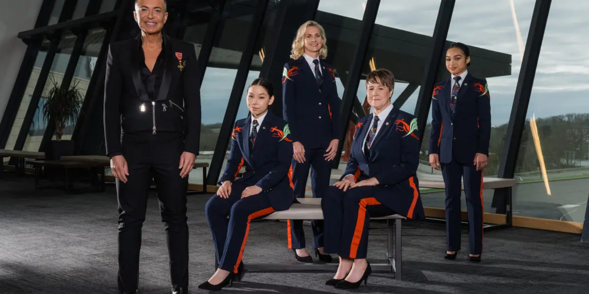 Tîm Cymru yn datgelu eu gwisg ffurfiol wedi’i dylunio gan Julien Macdonald