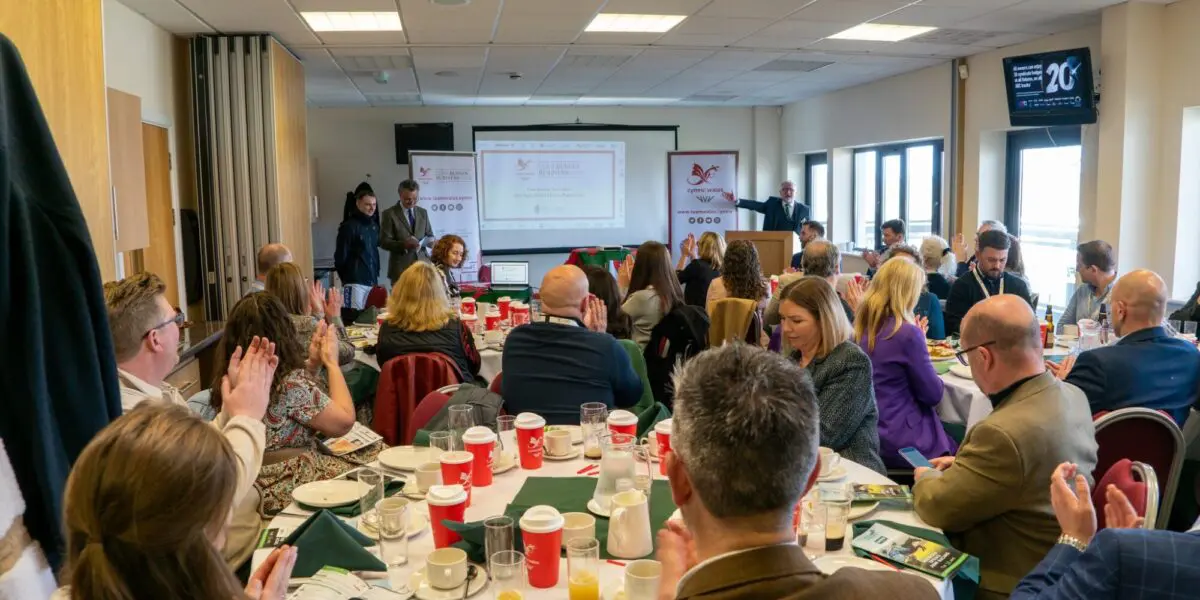 Cae Rasio Ffos Las yn croesawu Clwb Busnes Tîm Cymru